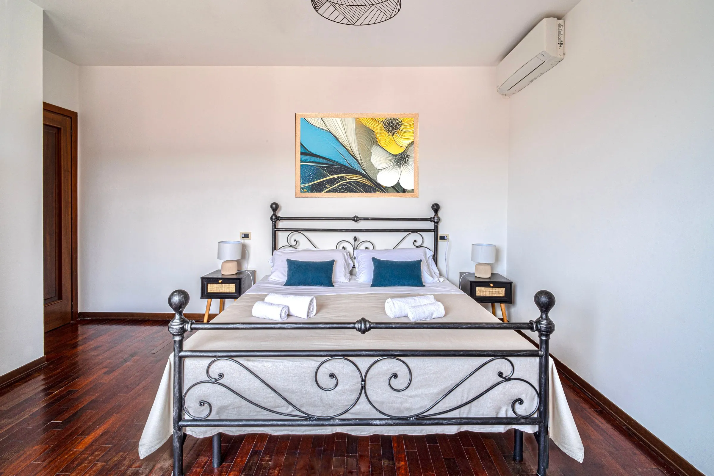Bedroom with wrought-iron bed in a Giada Palace apartment
